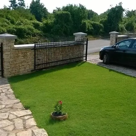Rustic Ena With Pool For Up To 10 Persons Cabrunici