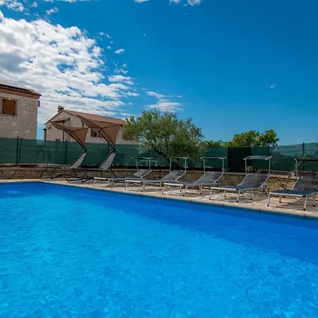 Rustic Ena With Pool For Up To 10 Persons Vila